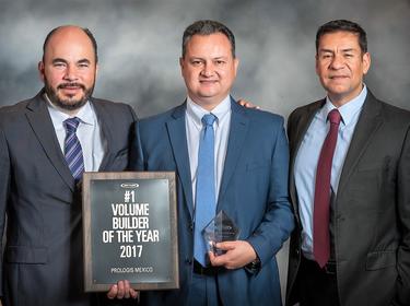 The Prologis Monterrey team accepts the #1 Volume Builder of the Year 2017 award from Butler Manufacturing