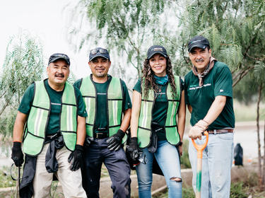 Cuatro miembros del equipo en el Día del Impacto