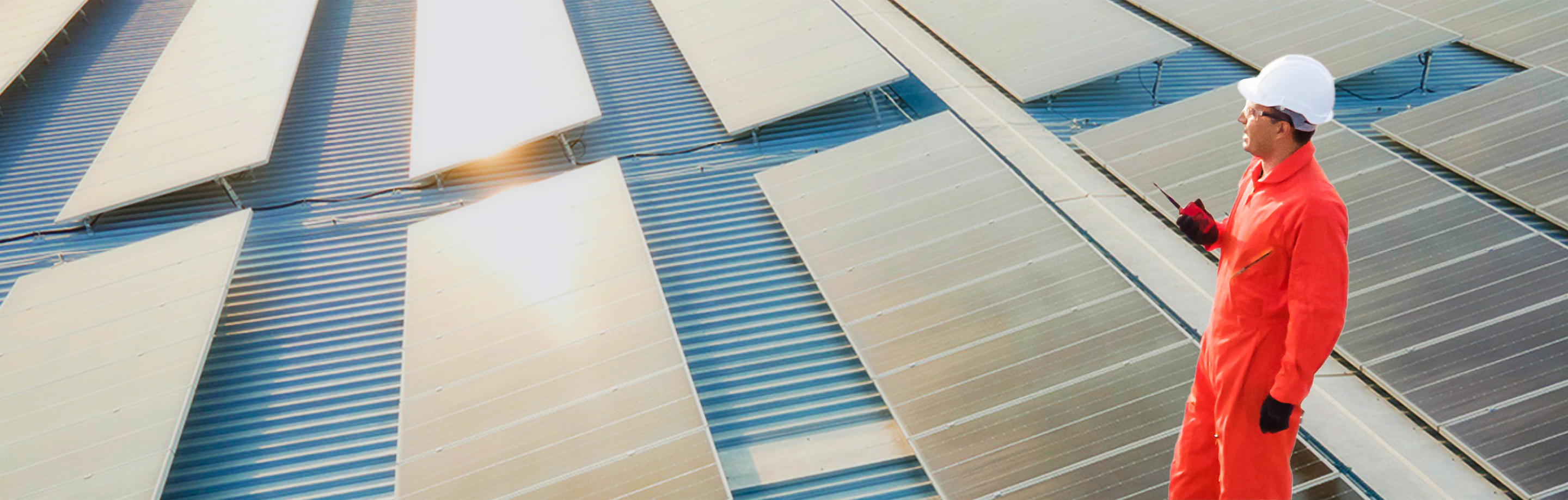 Hombre con uniforme de trabajo en un tejado solar Hombre con uniforme de trabajo en un tejado solar