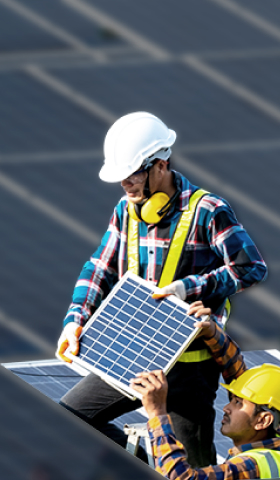 Trabajadores de Prologis de las soluciones de energía y mobilidad, instalando paneles solares Trabajadores de Prologis de las soluciones de energía y mobilidad, instalando paneles solares